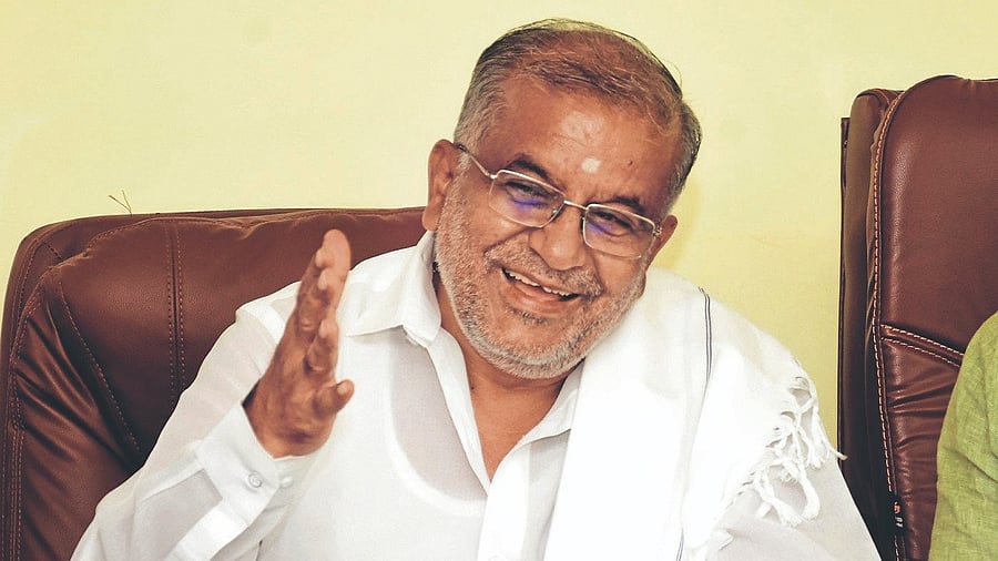 <div class="paragraphs"><p>G T Devegowda</p></div>